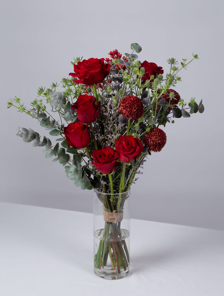 red rose bouquet vase