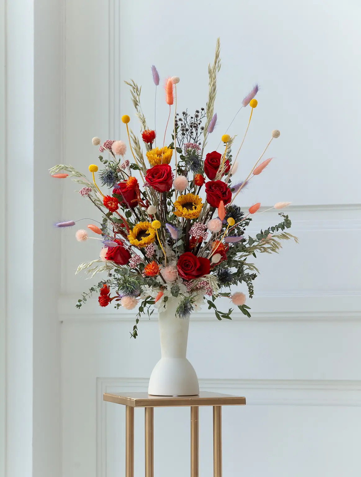 ดอกไม้แห้งซันนี่ไซด์ ดอกทานตะวันและกุหลาบแดง ในแจกันเซรามิกสีขาว