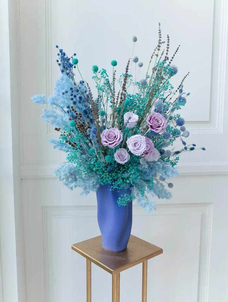 ดอกไม้แห้งสีฟ้าขาวในแจกันนอร์ดิก