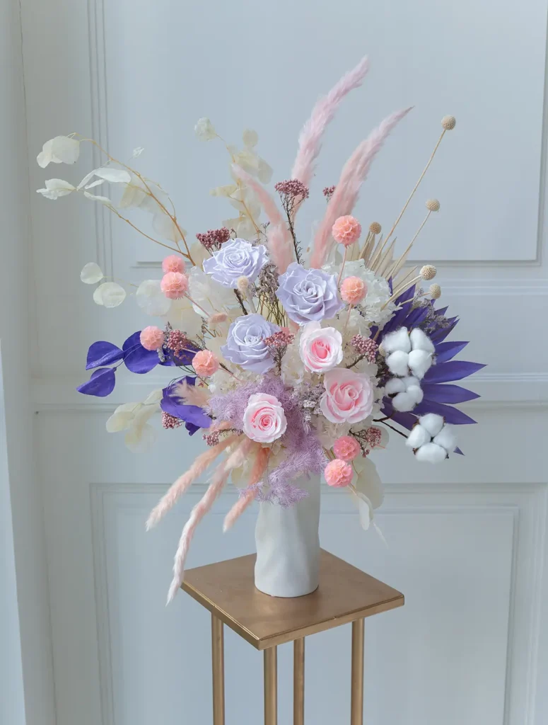 ดอกไม้แห้งชูการ์รัช กุหลาบ สคาร์บิโอซา และใบปาล์มฟ้า ในแจกันนอร์ดิก