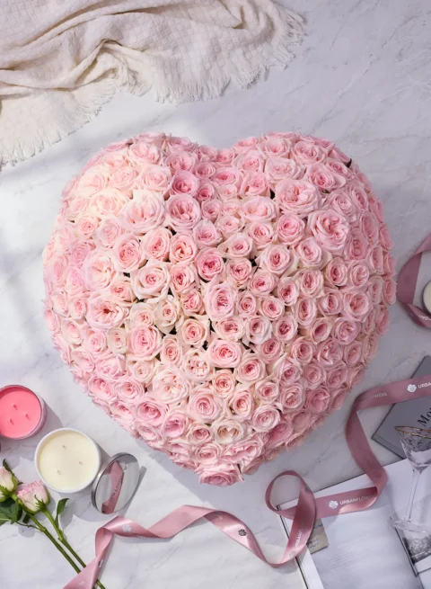 Heart-shaped box of 200 beautiful pink roses