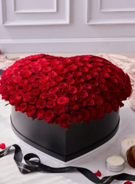 ดอกกุหลาบสีแดง 200 ดอกในกล่องทรงหัวใจ