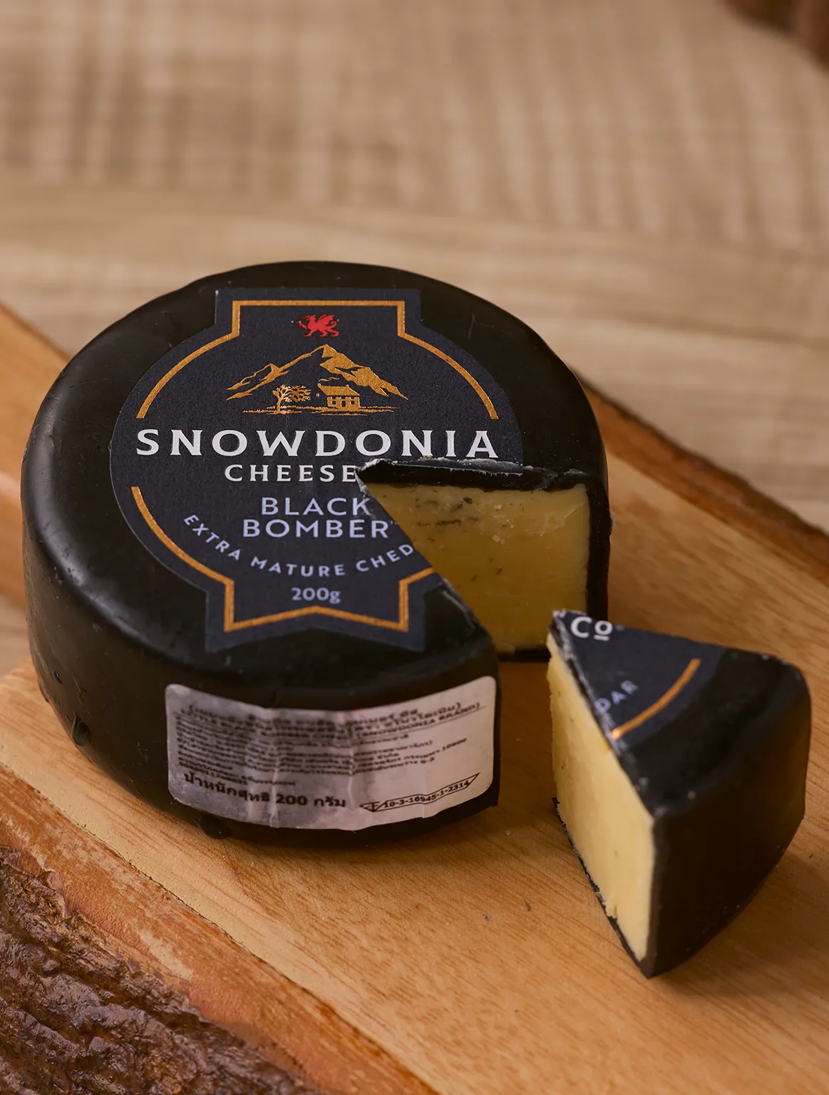 Snowdonia Black Bomber Cheddar — ชีสที่บ่มนานเป็นพิเศษที่ได้รับรางวัลจากเวลส์
