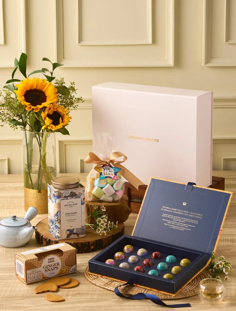 Tea & Sweets Hamper with Oolong tea, Belgian pralines, ginger snaps and marshmallows by UrbanFlowers.