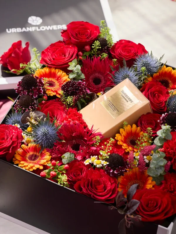 กล่องดอกไม้และน้ำหอม ดอกกุหลาบสีแดง