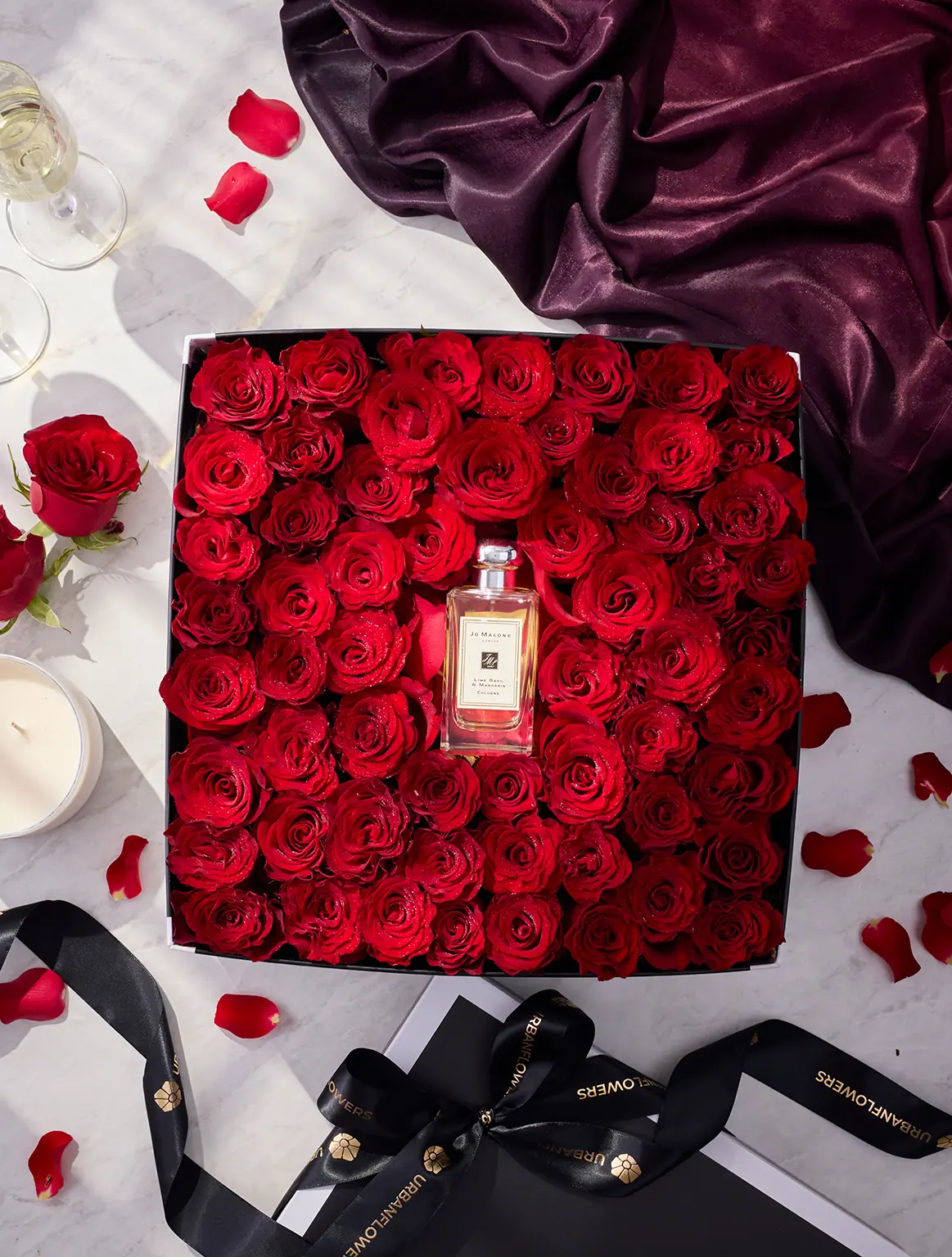 ดอกกุหลาบแดงและน้ำหอม Jo Malone