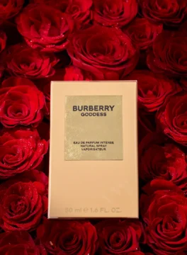 กล่องดอกไม้สดพรีเมียมสีแดง ดอกกุหลาบแดง และน้ำหอม Burberry