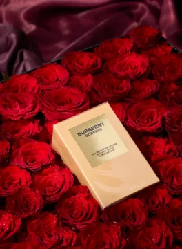 กล่องดอกไม้สดสีแดง ดอกกุหลาบแดงบริสุทธิ์ และน้ำหอม Burberry