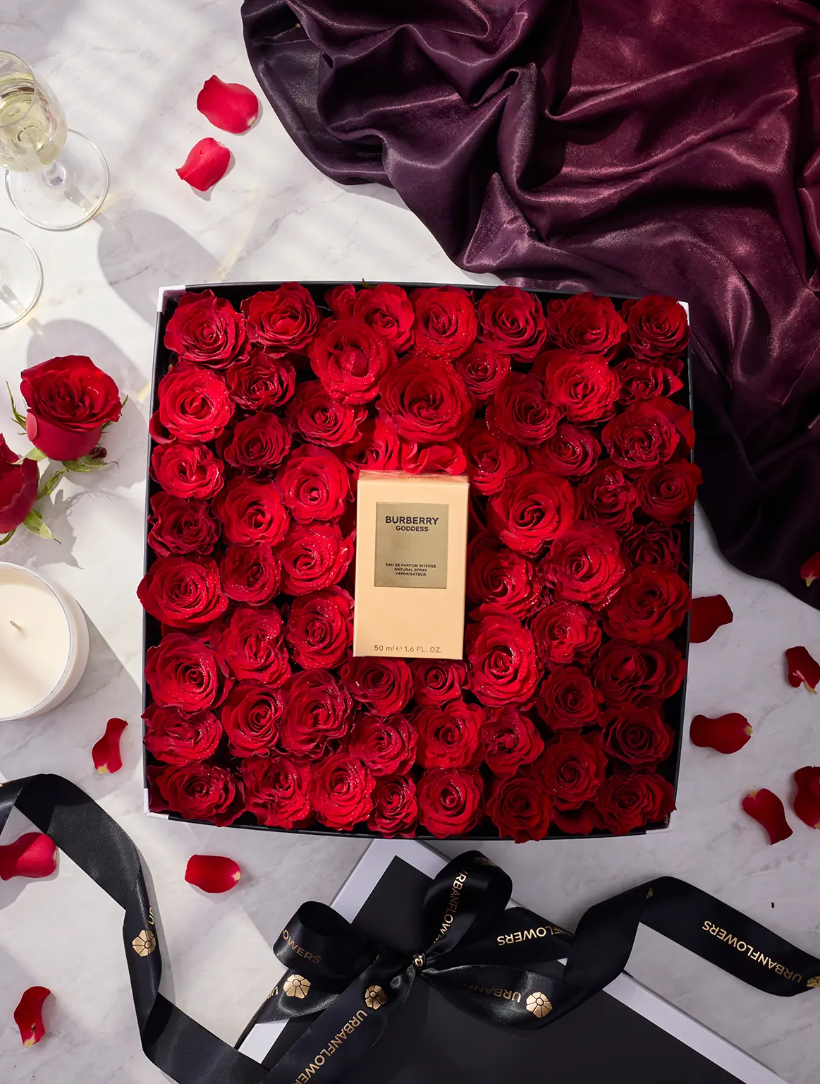 กล่องดอกไม้สดสีแดง กุหลาบแดงแท้ และน้ำหอม