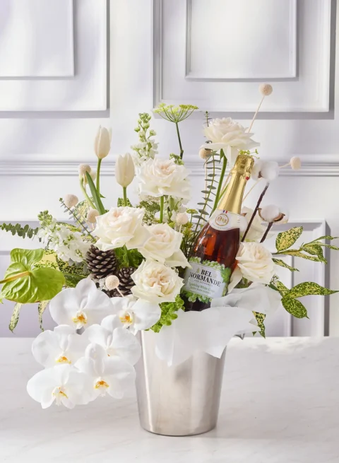 ดอกไม้ในถังแชมเปญ กุหลาบขาวบริสุทธิ์ และกล้วยไม้