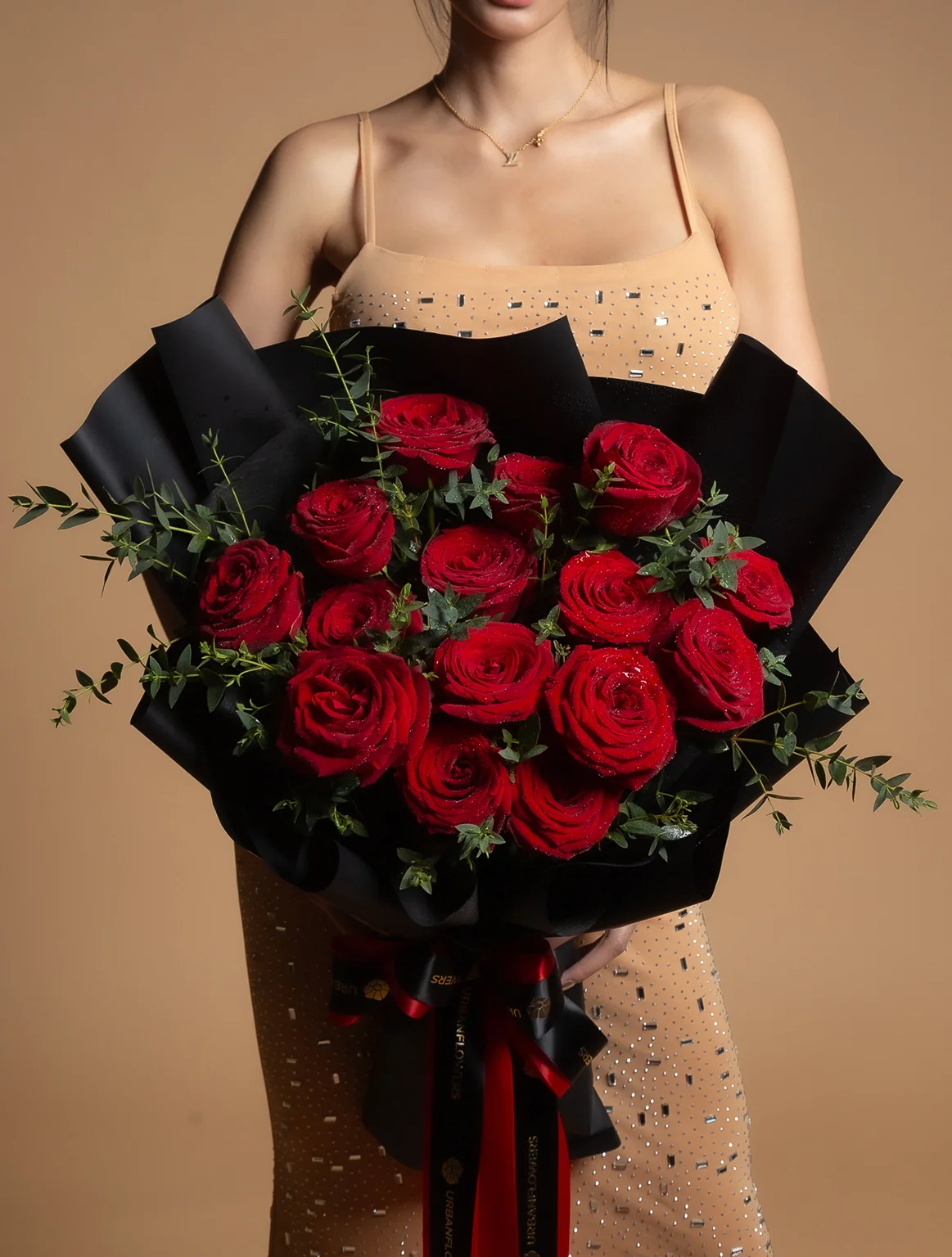 ช่อดอกกุหลาบแดงล้วนวันวาเลนไทน์พร้อมกระดาษห่อสีดำ