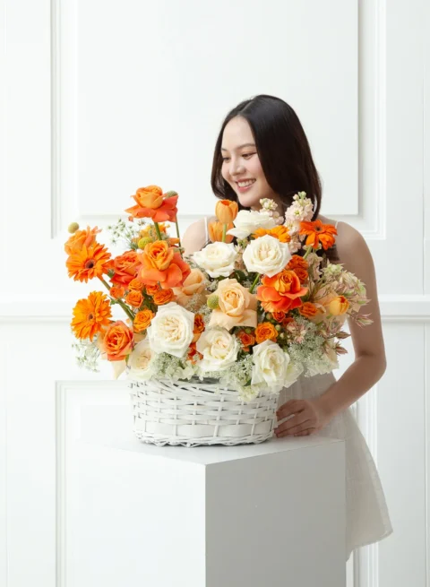 กระเช้าดอกไม้แสดงความยินดีสีส้มขาว