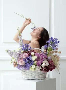 กระเช้าดอกไม้สด ดอกอะคาพันทัส (Agapanthus) และดอกกล้วยไม้แวนด้าสีม่วง