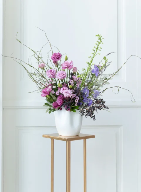 แจกันดอกไม้สีม่วง