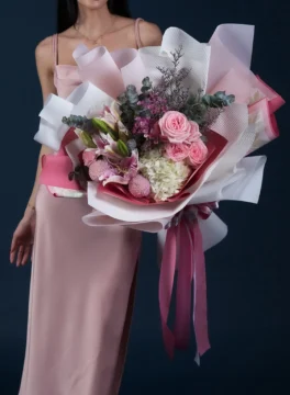 ช่อดอกไฮเดรนเยียขาวและลิลลี่สีชมพูและนางแบบ