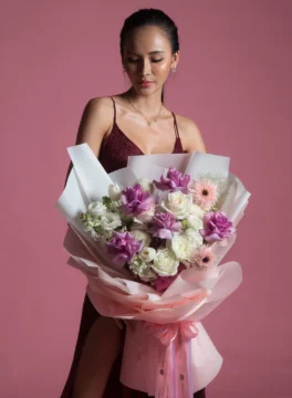 ช่อดอกกุหลาบม่วงแมนต้าและดอกเยอบีร่า