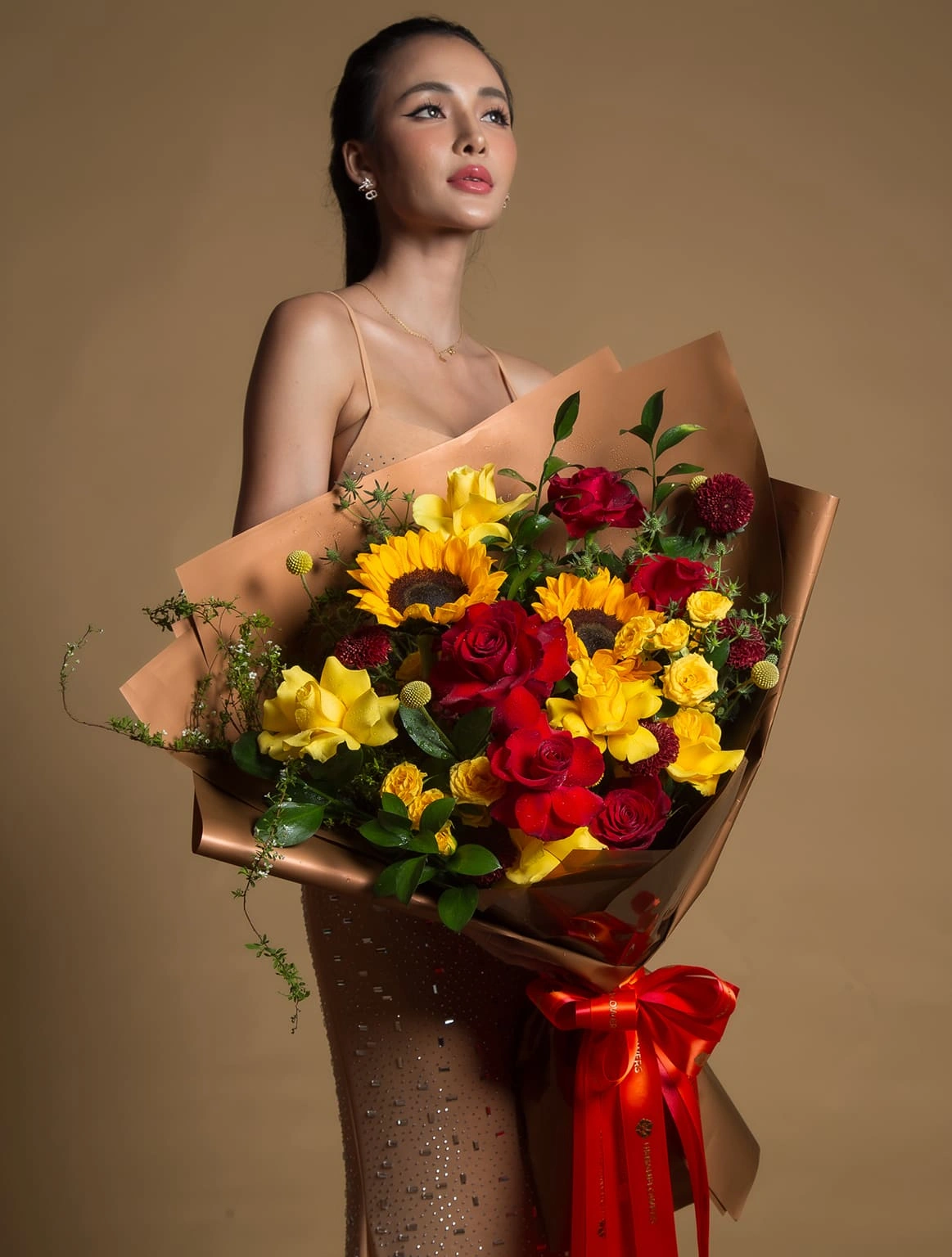 single-sunflower-red-rose-yellow-rose-bouquet-brown-wrap-red-ribbon-half-body