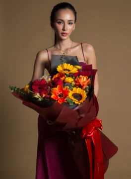 ช่อดอกกุหลาบแดง ดอกทิวลิปสีส้มและดอกทานตะวัน