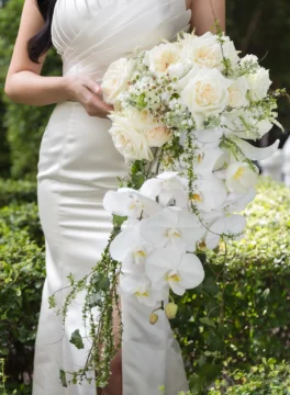 ช่อดอกไม้เจ้าสาวสีขาวแคสเคด