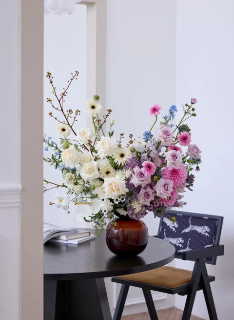 แจกันดอกไม้ ดอกดาเลียสีม่วง