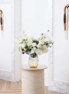 ดอกไม้สีโทนขาวฟ้าในแจกัน