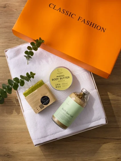 เซ็ตของขวัญดูแลผิวสุดหรู สบู่แฮนด์เมดธรรมชาติ บอดี้บัตเตอร์กลิ่นวานิลลา และเกลือแช่อาบน้ำ สำหรับการผ่อนคลายและดูแลตัวเอง