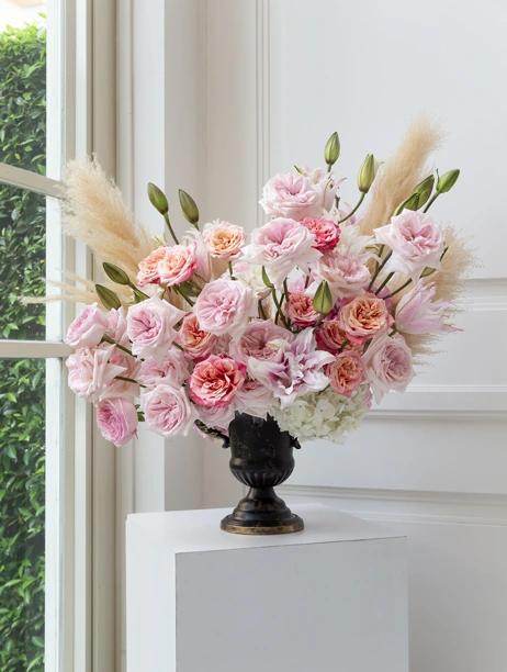 เซ็นเตอร์พีซดอกไม้โทนชมพูและพีช จัดในแจกันสีดำสุดคลาสสิก