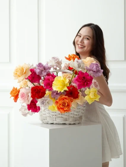 กระเช้าดอกไม้ ดอกกุหลาบหลากสี