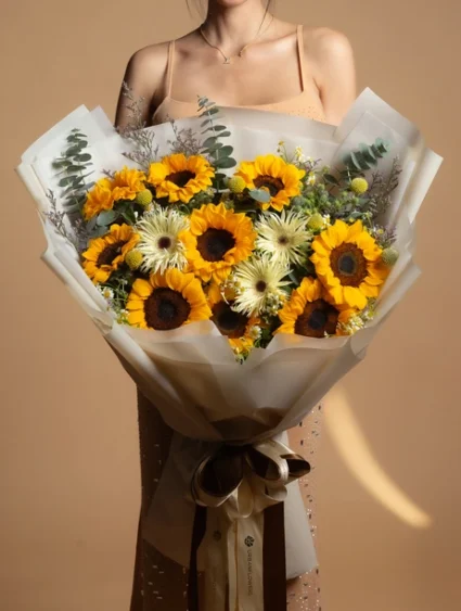 ช่อดอกไม้รับปริญญา ดอกทานตะวันสีเหลืองสดใสผสมดอกเดซี่ขาวและยูคาลิปตัส สื่อถึงความสำเร็จและความสุข