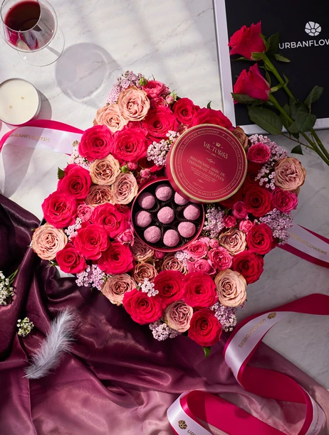 กล่องของขวัญดอกกุหลาบสีชมพูแดง พร้อมช็อกโกแลตทรัฟเฟิล Victoria