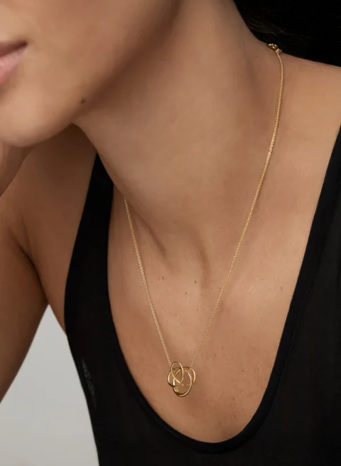 นางแบบสวมสร้อยคอ Freja – จี้ทองเคลือบดีไซน์หรู