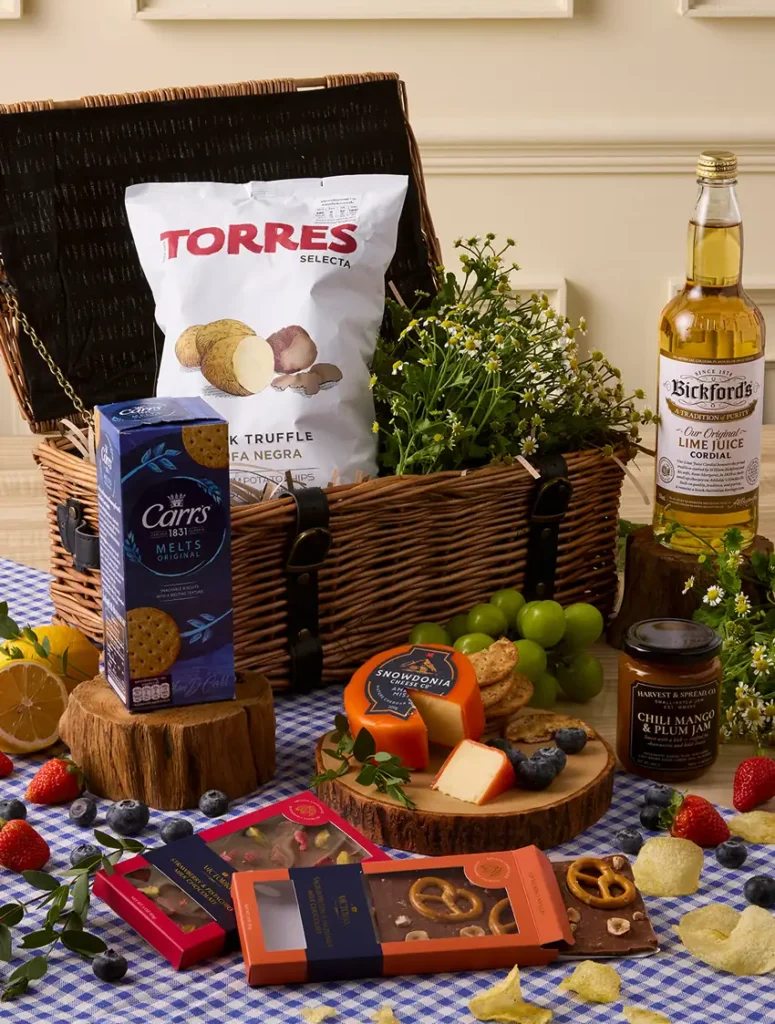 กระเช้าของขวัญกูร์เมต์ประกอบด้วยชีส มันฝรั่งทรัฟเฟิล แยม ช็อกโกแลต และน้ำมะนาว เหมาะสำหรับของขวัญในงานเฉลิมฉลองและโอกาสพิเศษ