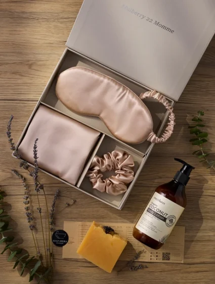 ของขวัญสำหรับผู้หญิง เซ็ตของขวัญไหมแท้สุดหรู พร้อมผ้าปิดตา ยางมัดผม ปลอกหมอน โลชั่นมะพร้าว และสบู่แฮนด์เมดสำหรับการผ่อนคลาย