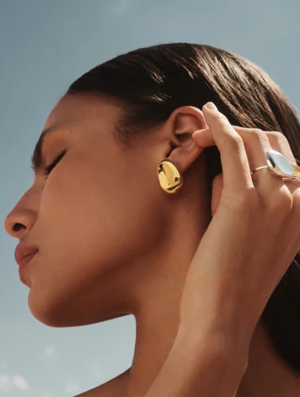 เครื่องประดับสุดหรู ต่างหูทองและแหวนดีไซน์มินิมอล สะท้อนความหรูหราและความงามเหนือกาลเวลา