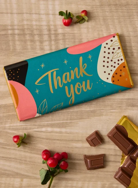 Thank You Belgian Chocolate Bar — ผลิตด้วยมือในกรุงเทพฯ ห่อด้วยฟอยล์สีทองและซองสีสันสดใสพร้อมตัวอักษรสีทอง จัดส่งเป็นของขวัญภายใน 3 ชั่วโมง