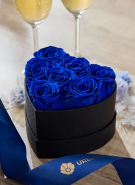 ดอกกุหลาบอมตะสีน้ำเงิน7ดอกในกล่องสีดำทรงหัวใจ