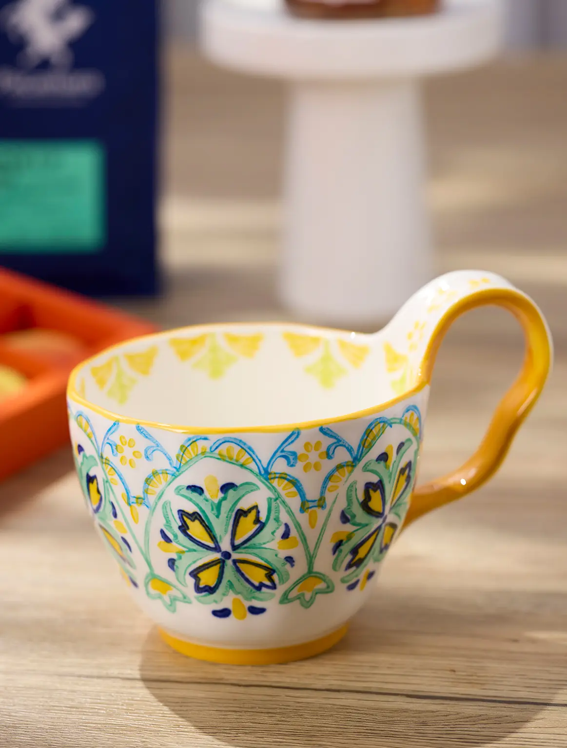 แก้วเซรามิกสีเหลืองและสีน้ำเงินวาดด้วยมือ