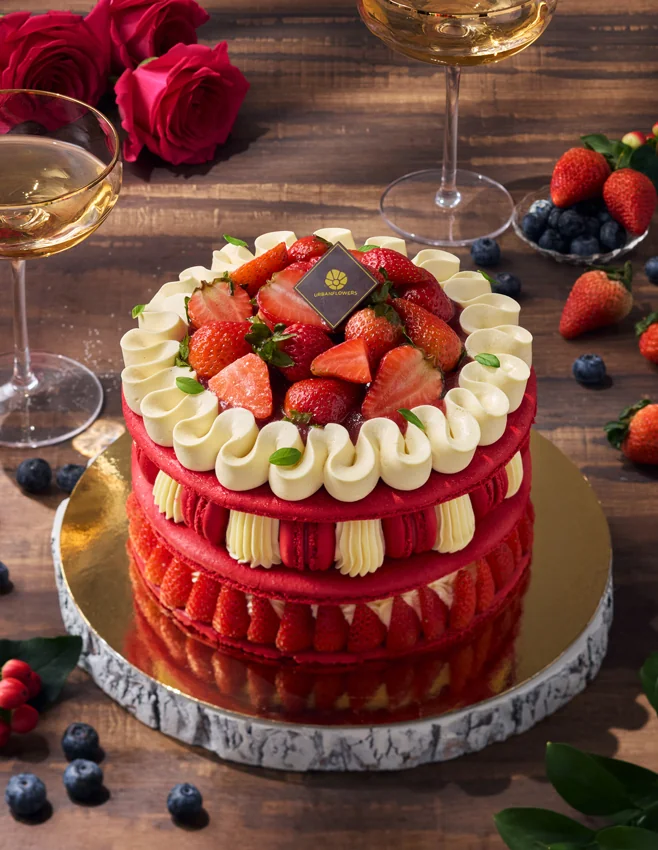 เค้กมากาฮองสตรอว์เบอร์รี่ พร้อมครีมและผลสตรอว์เบอร์รี่สด จากคอลเลกชันเค้กวันเกิด UrbanFlowers