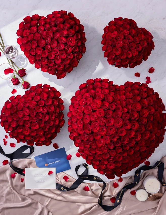 กล่องดอกกุหลาบสีแดงสุดหรู พร้อมมากาฮอง จากคอลเลกชันกล่องดอกไม้ UrbanFlowers