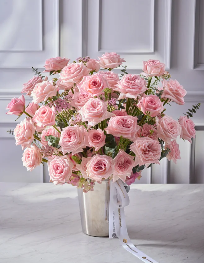 การจัดดอกกุหลาบสีแดงทรงหัวใจ พร้อมแชมเปญ จากคอลเลกชันดอกไม้และแชมเปญของ UrbanFlowers