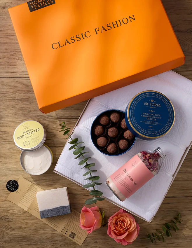ชุดของขวัญสปาสุดหรู พร้อมเกลือแช่อาบน้ำ บอดี้บัตเตอร์ ช็อกโกแลตทรัฟเฟิล และผ้าขนหนู จากคอลเลกชันชุดของขวัญ UrbanFlowers