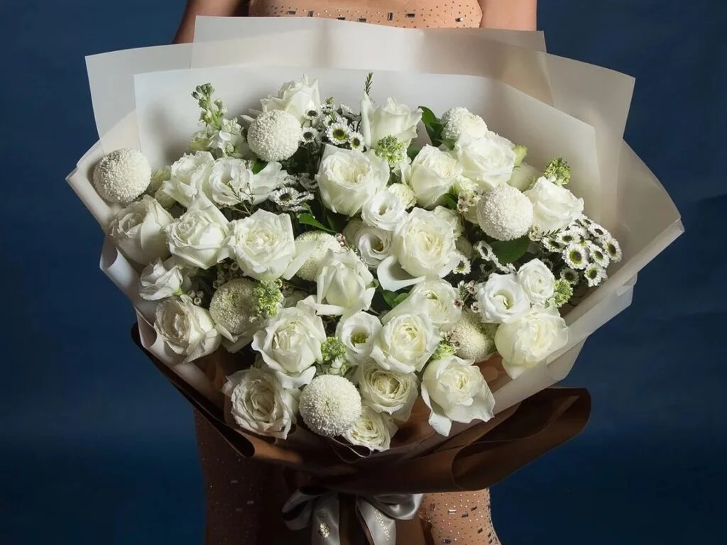 ช่อดอกไม้สดสีขาวจาก UrbanFlowers