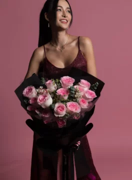 sweet-pea-15-pink-rose-bouquet-black-wrap-eucalyptus-close-up