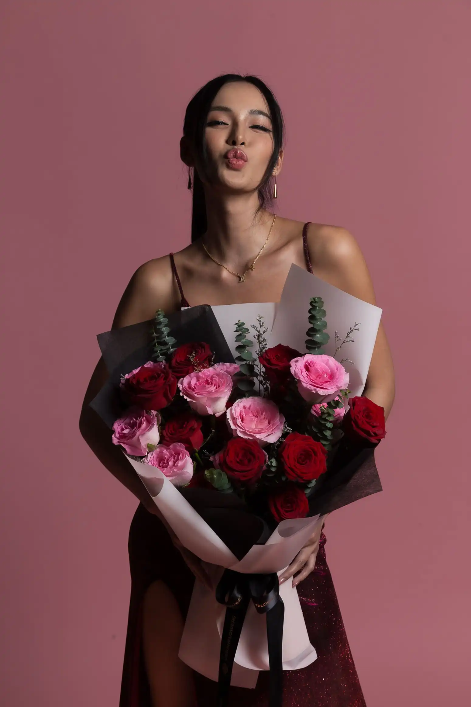 pink-red-rose-bouquet-black-white-wrap-eucalyptus-close-up