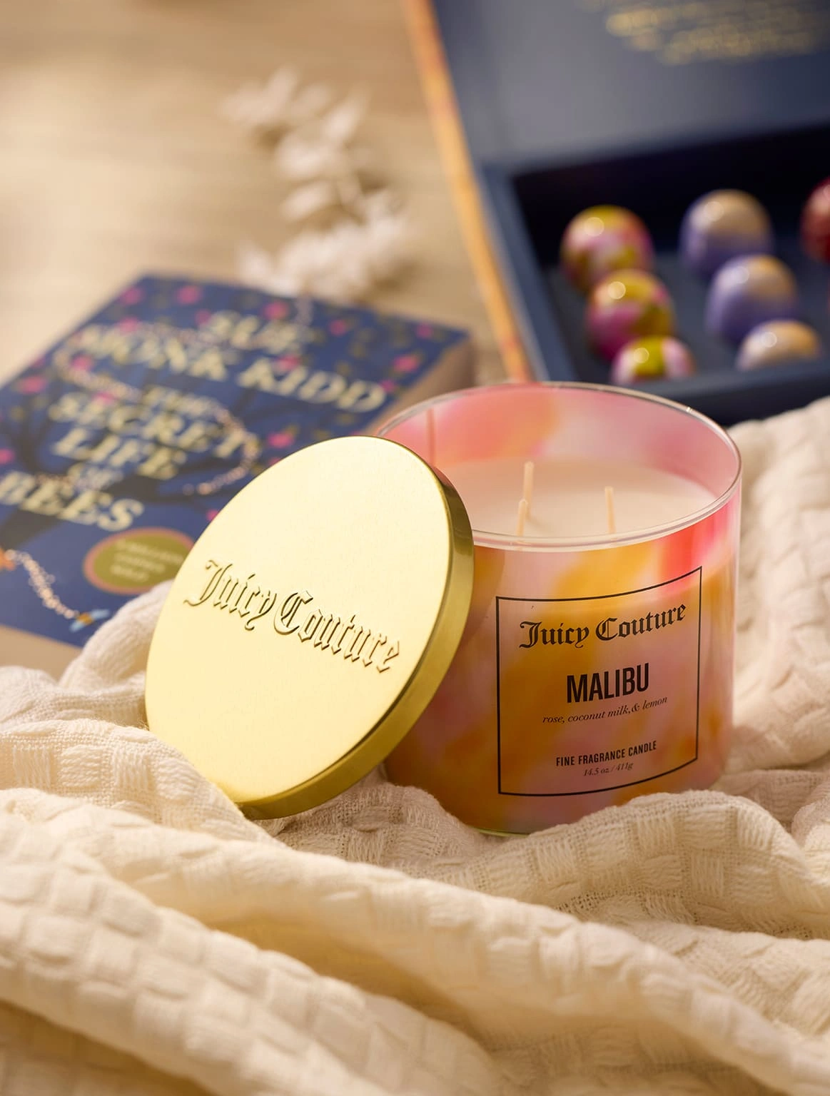 juicy-couture-malibu-fragrance-candle-gold-lid-cream-blanket-close-up