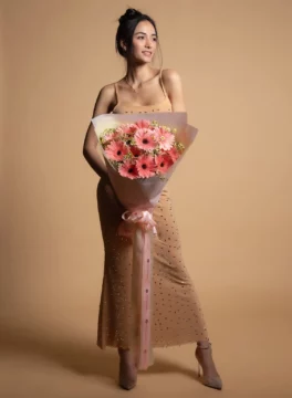 ช่อเยอบีร่าชมพู-คาโมมายล์-ไซส์เดี่ยว-ห่อชมพู-ริบบิ้น-เต็มตัว Image 3 (Half body, looking right) EN: single-pink-gerbera-chamomile-bouquet-pink-wrap-ribbon-half-body-02 TH: ช่อเยอบีร่าชมพู-คาโมมายล์-ไซส์เดี่ยว-ห่อชมพู-ริบบิ้น-ครึ่งตัว-02 Send more!