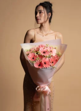 ช่อเยอบีร่าชมพู-คาโมมายล์-ไซส์เดี่ยว-ห่อชมพู-ริบบิ้น-ครึ่งตัว