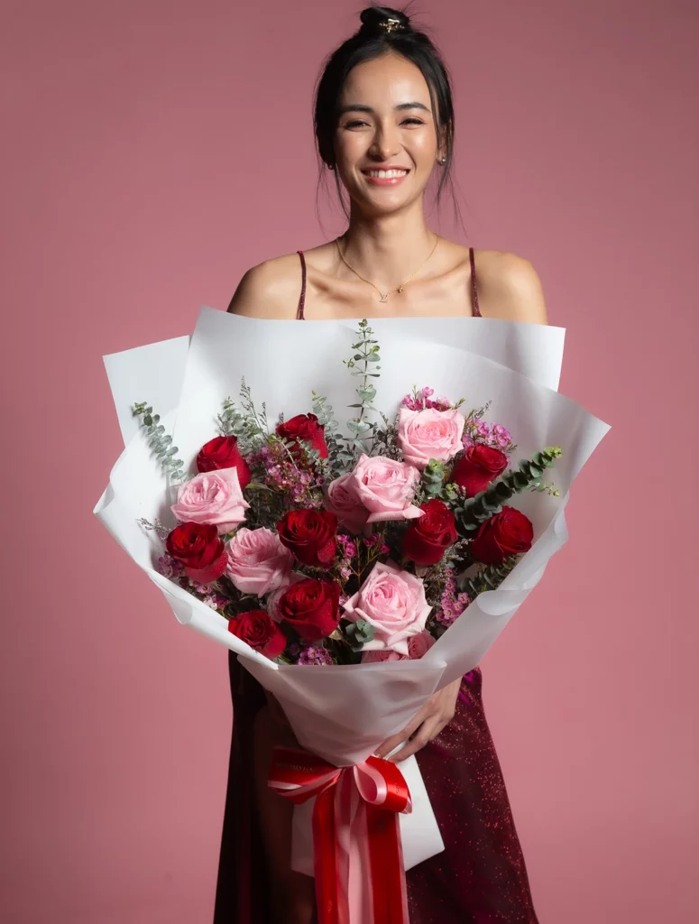 ช่อกุหลาบชมพูแดง-พรีเมียม-ใบไม้เขียว-ห่อขาว-ครึ่งตัว