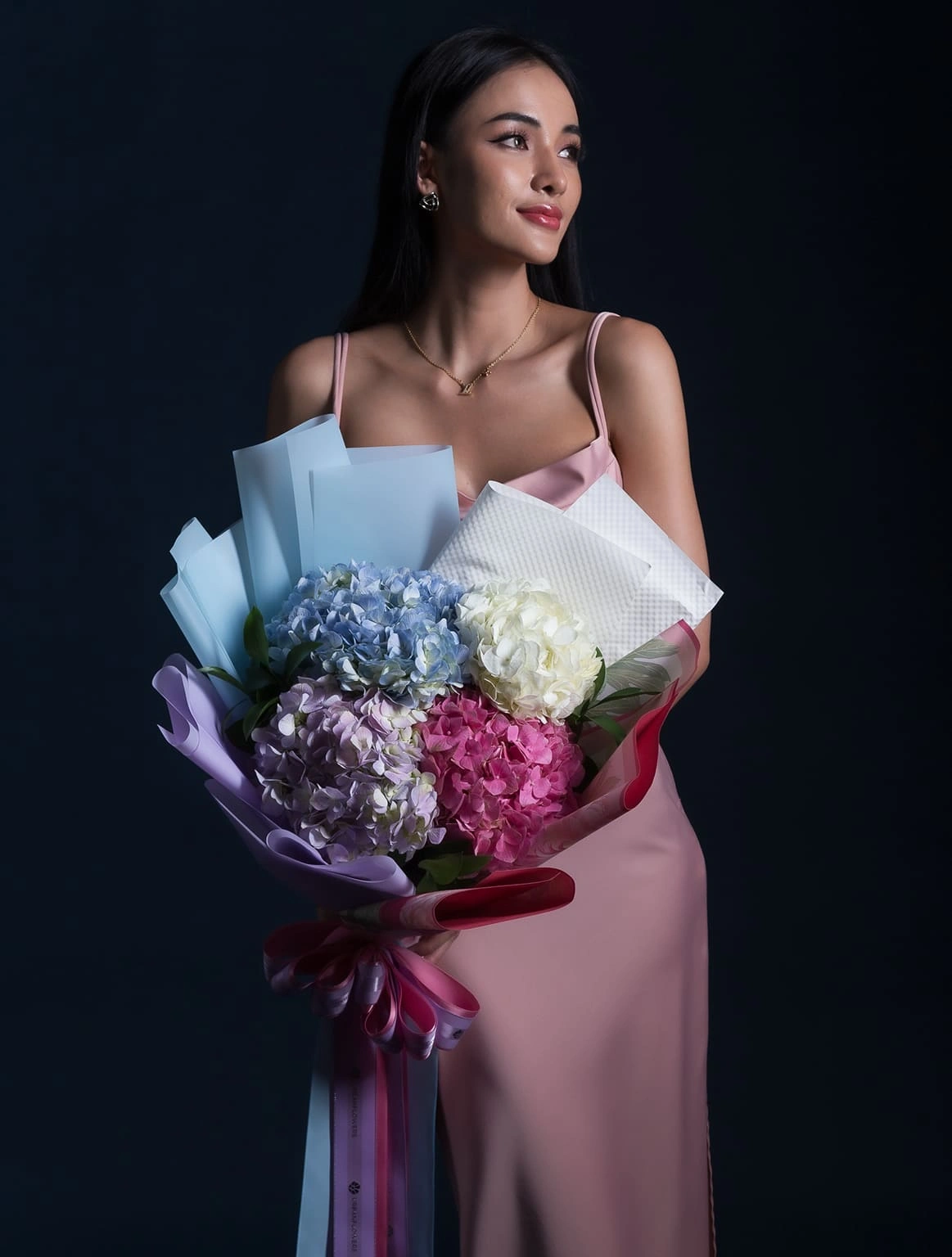 ช่อไฮเดรนเยียไซส์เดี่ยว-ฟ้าชมพูม่วงขาว-ห่อพาสเทล-ริบบิ้น-ครึ่งตัว