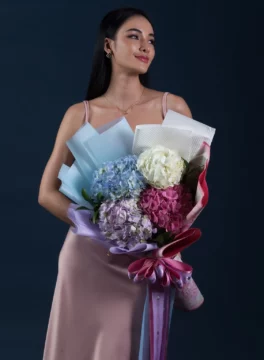 ช่อไฮเดรนเยียไซส์เดี่ยว-ฟ้าชมพูม่วงขาว-ห่อพาสเทล-ริบบิ้น-เต็มตัว